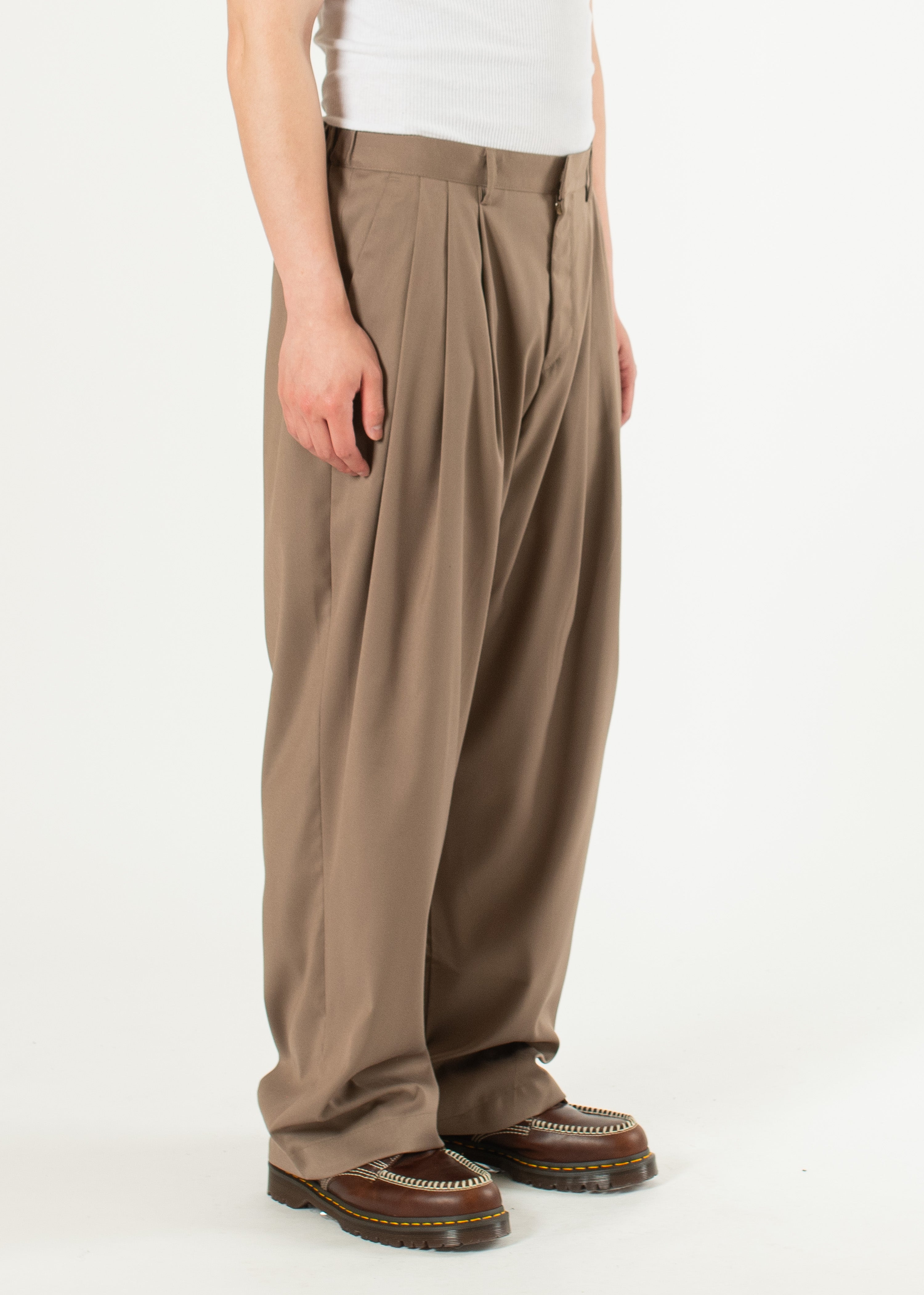 AURALEE Washed Finx Chino One-Tuck Pants Camel Brown | HAVEN