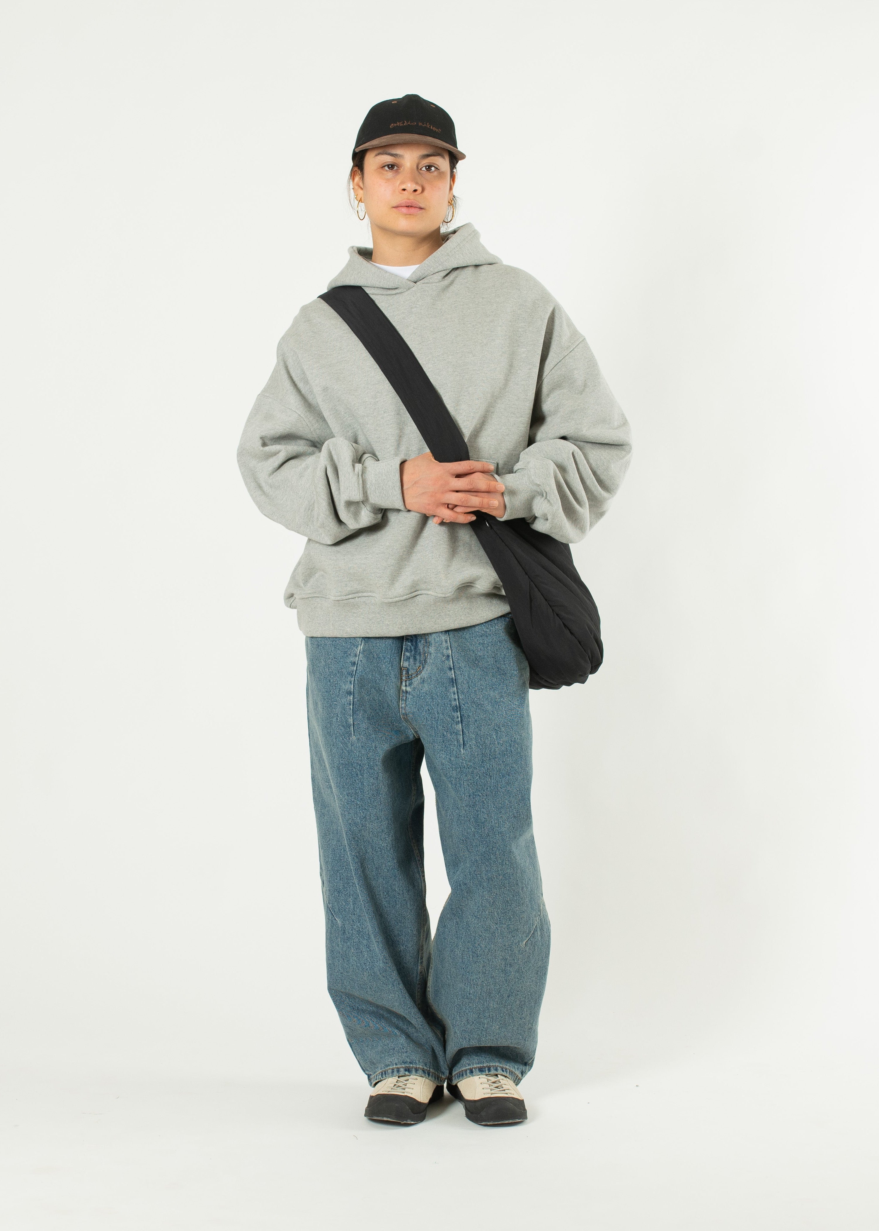 Signature Boxy Hoodie – Estudio Niksen