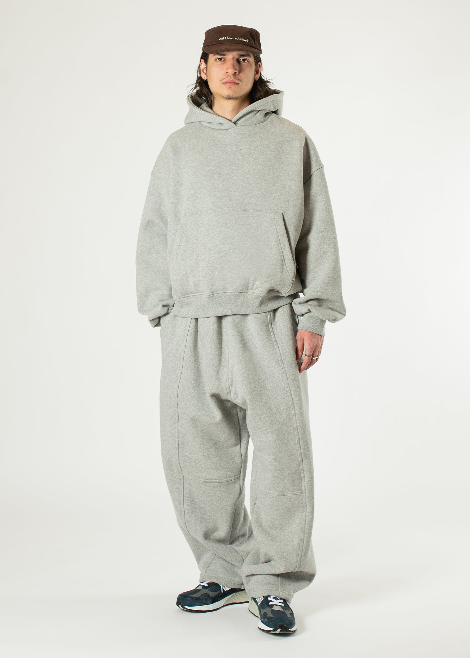 Signature Boxy Hoodie – Estudio Niksen