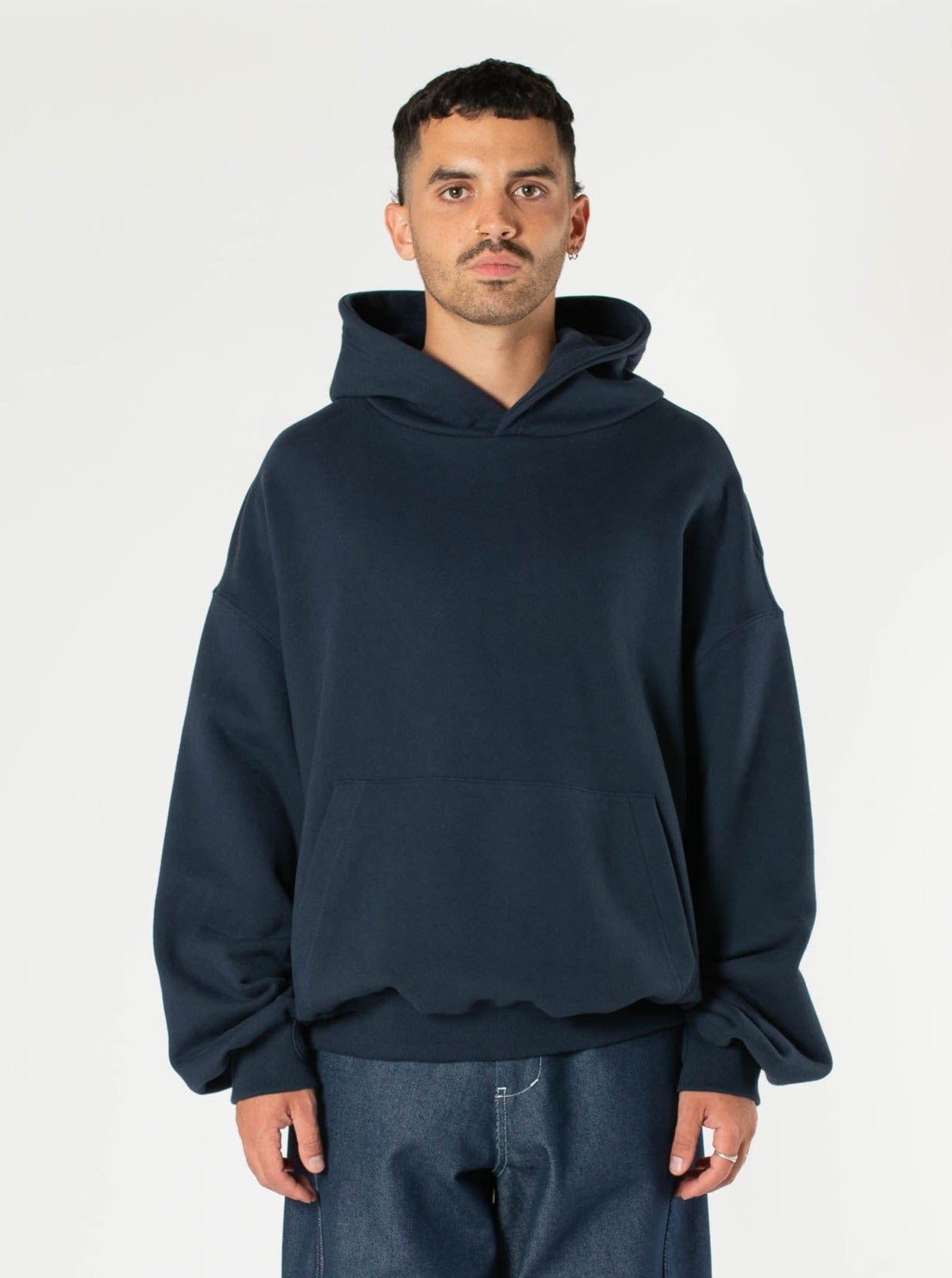 Signature Thumb Hoodie – Estudio Niksen