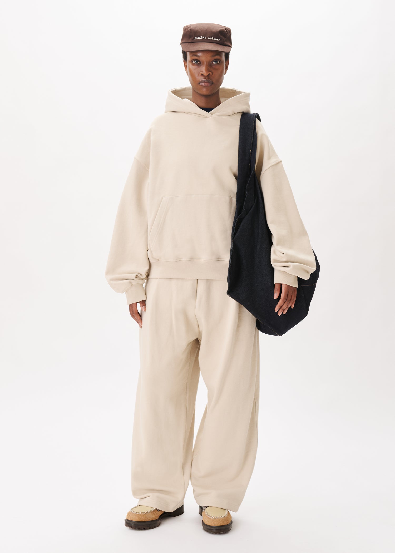 Signature Boxy Hoodie – Estudio Niksen