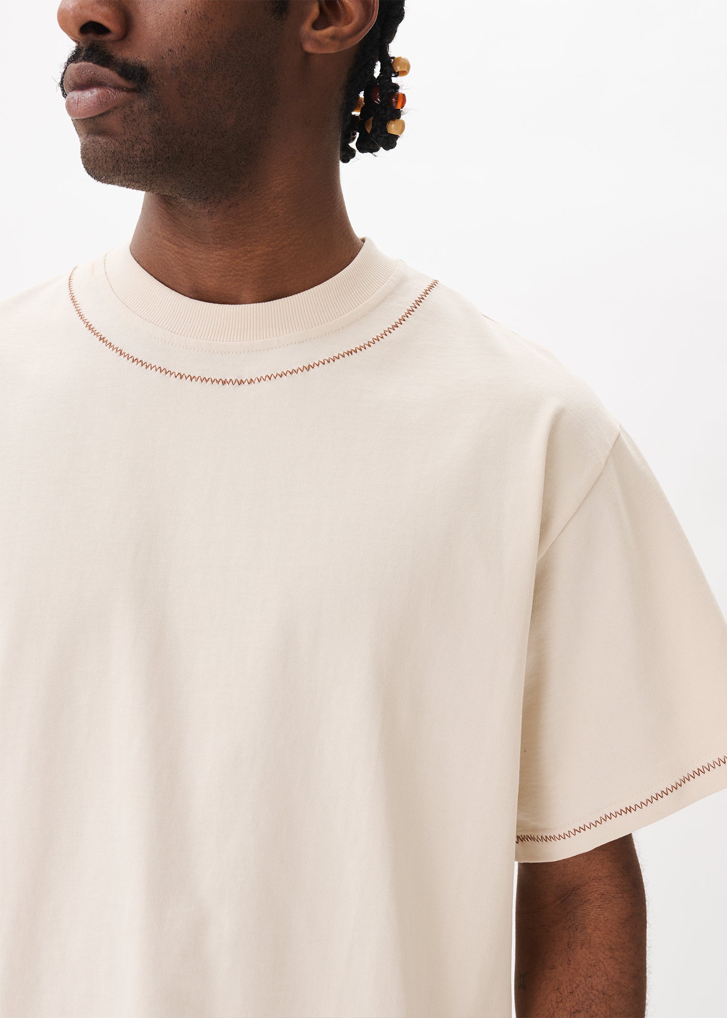 T-shirt court brodé à la main