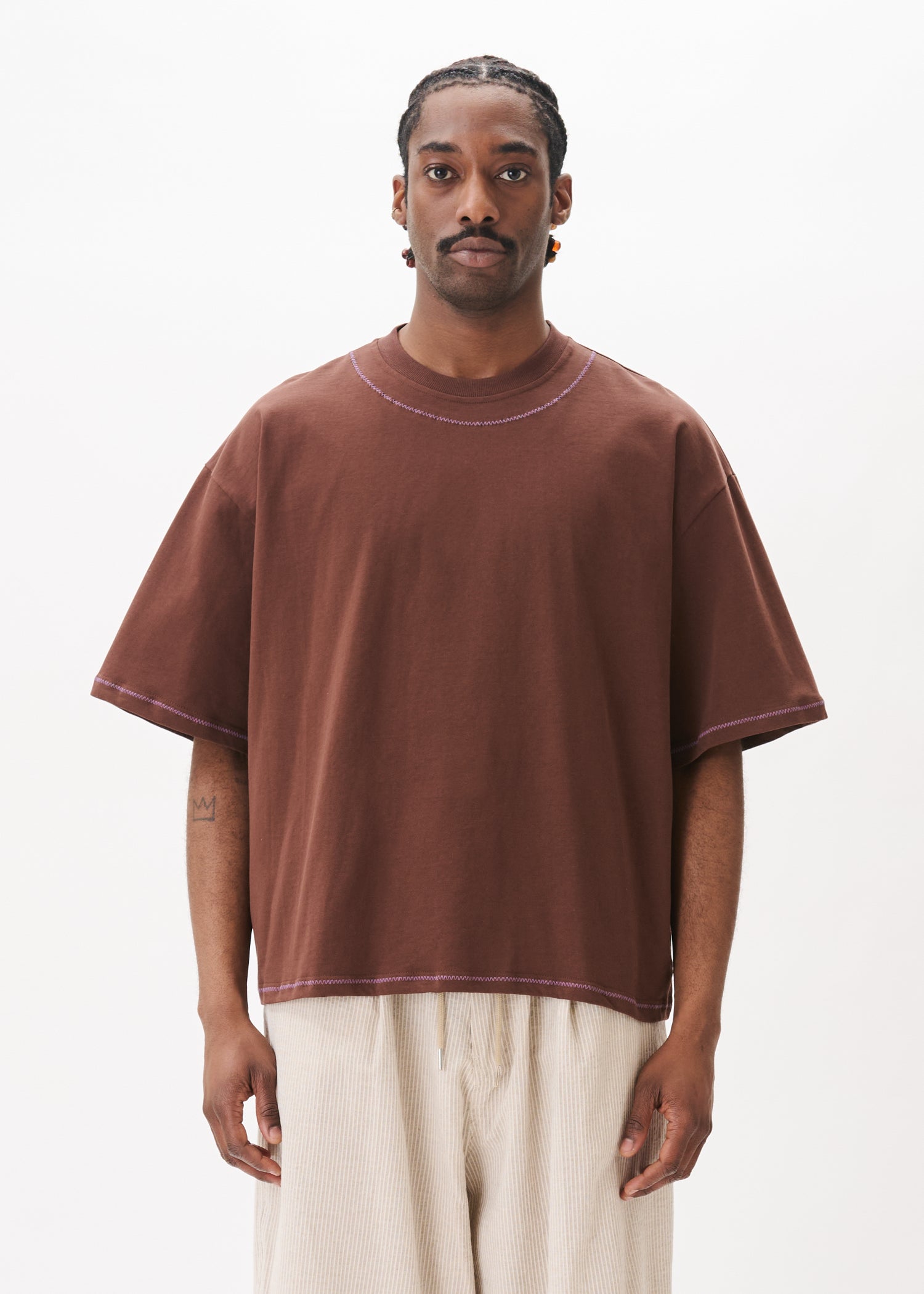 T-shirt court brodé à la main