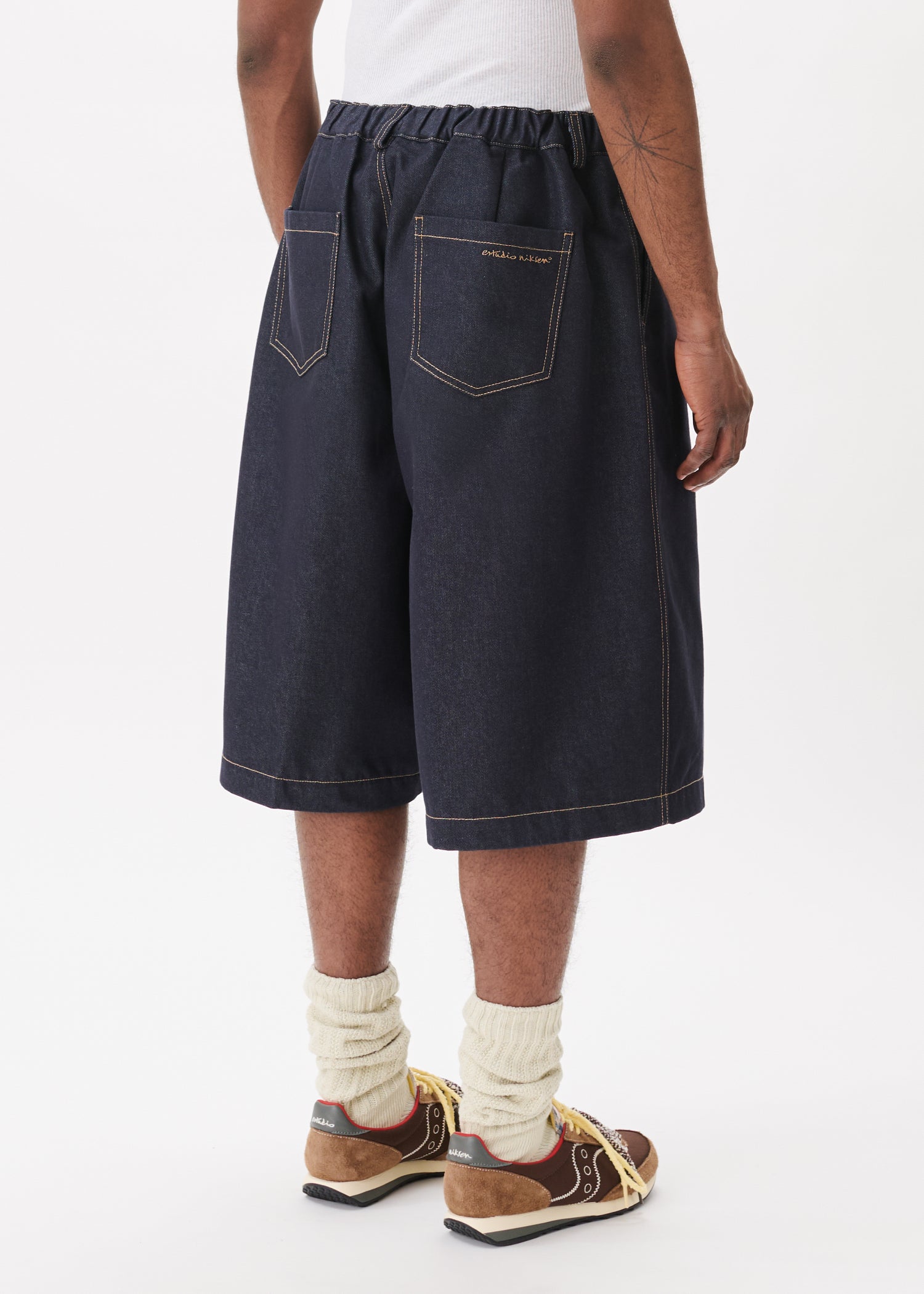 Short large à plis nervures