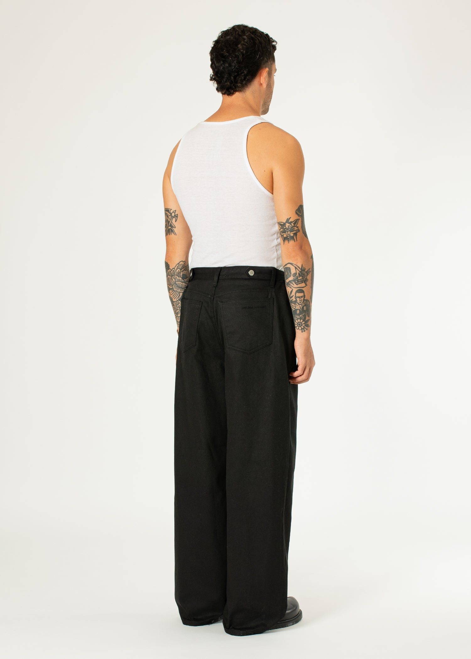 Jean en denim à boutons latéraux