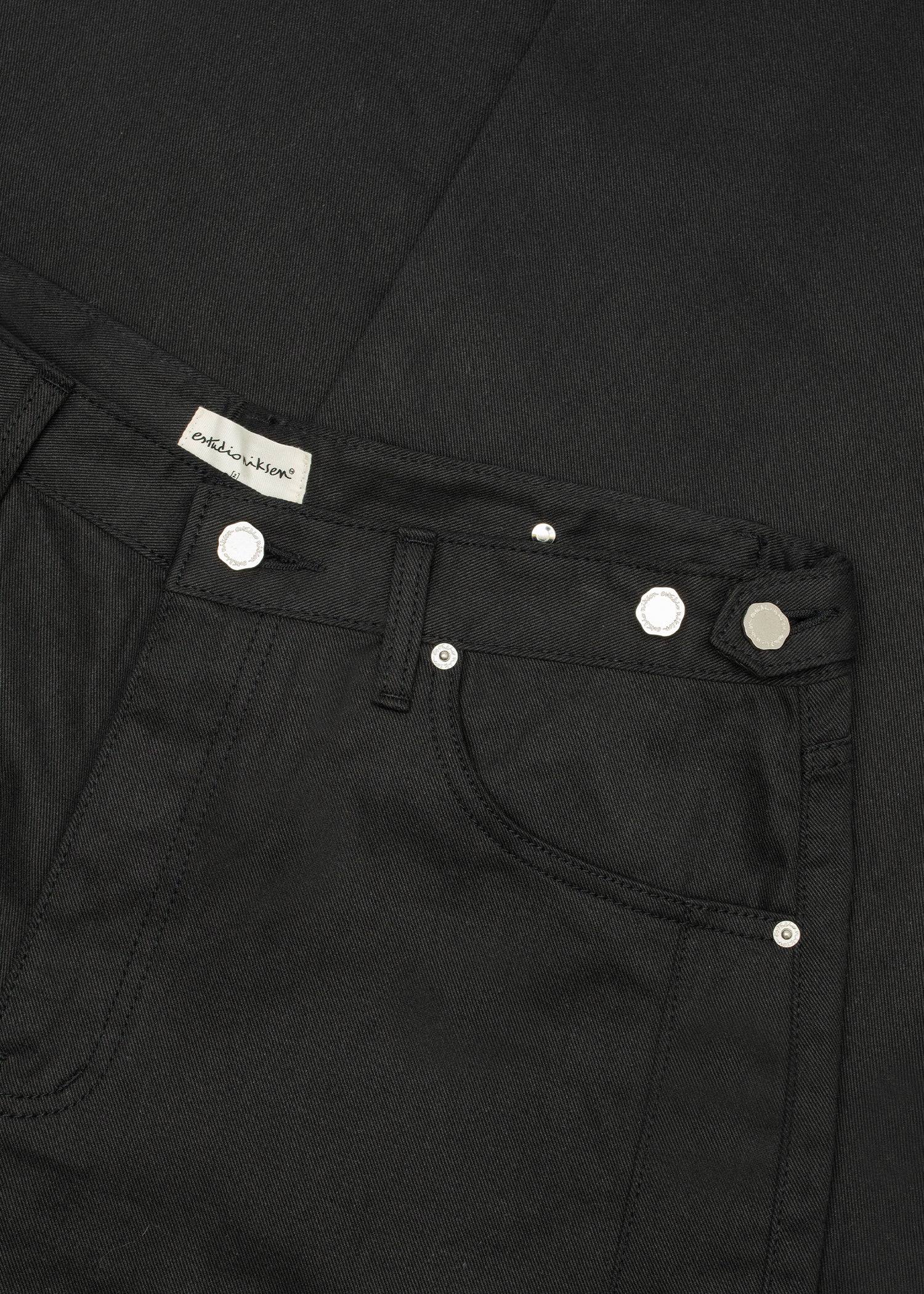 Jean en denim à boutons latéraux