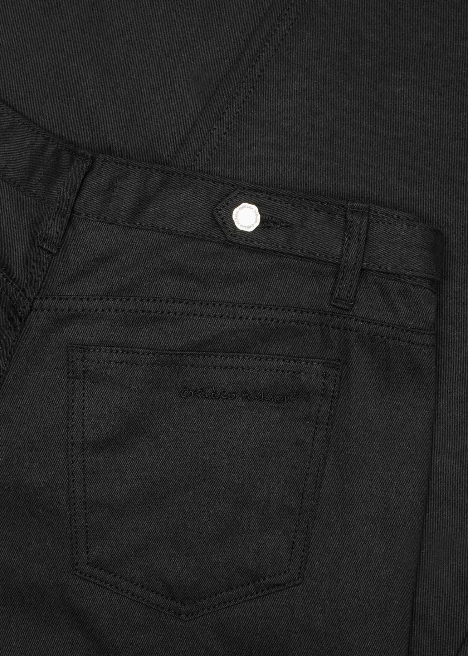 Jean en denim à boutons latéraux