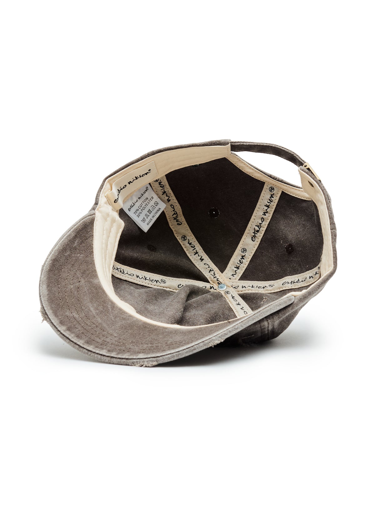 Casquette usée distinctive