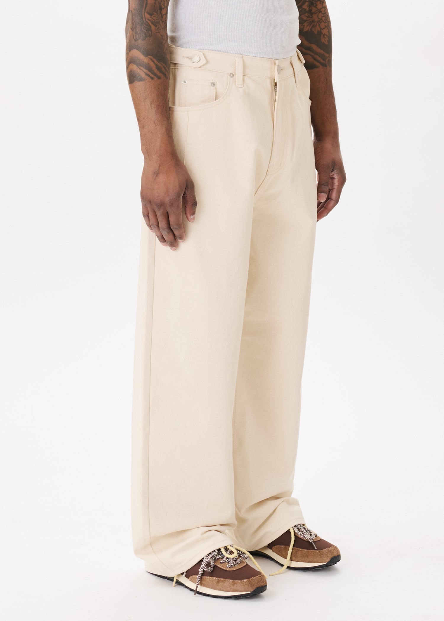 Jean en denim à boutons latéraux