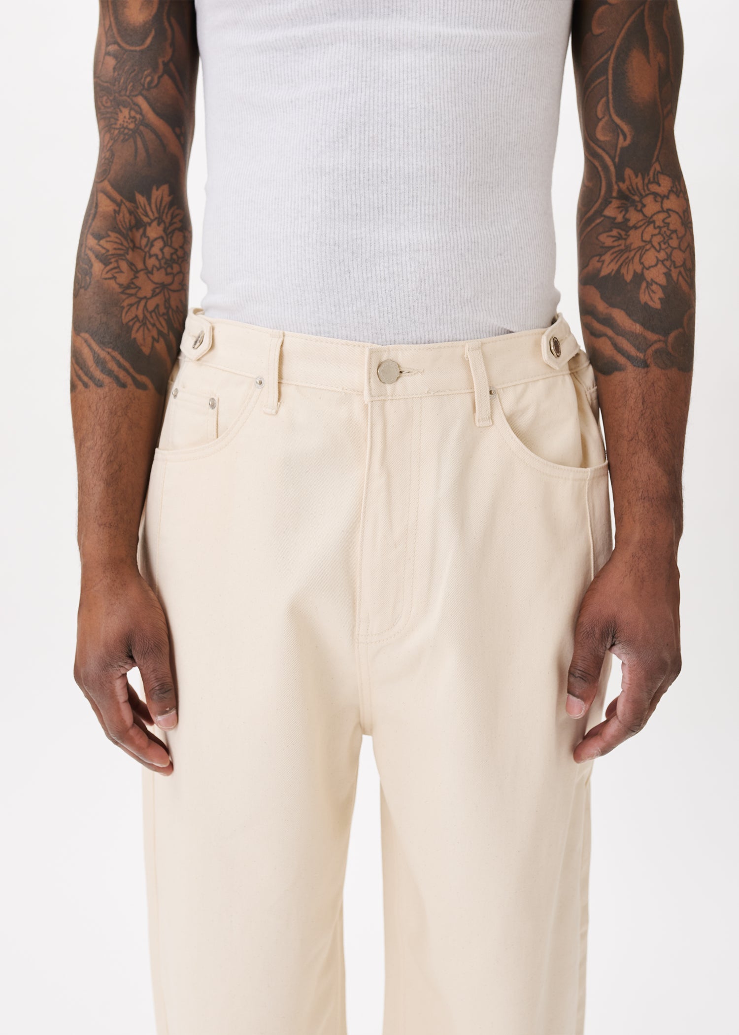 Jean en denim à boutons latéraux