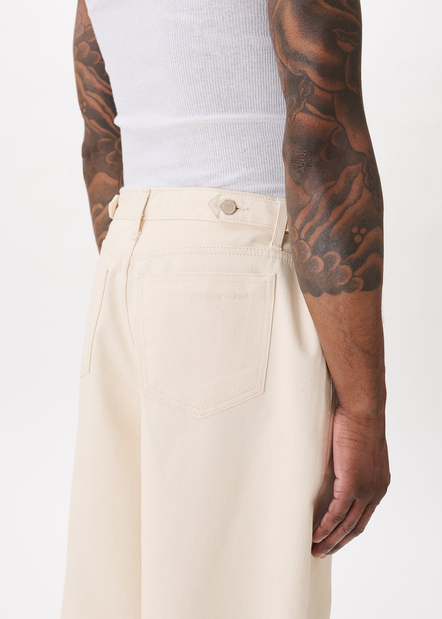 Jean en denim à boutons latéraux