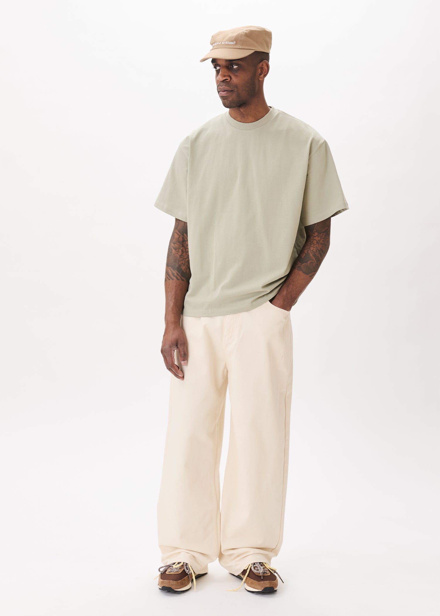 Jean en denim à boutons latéraux