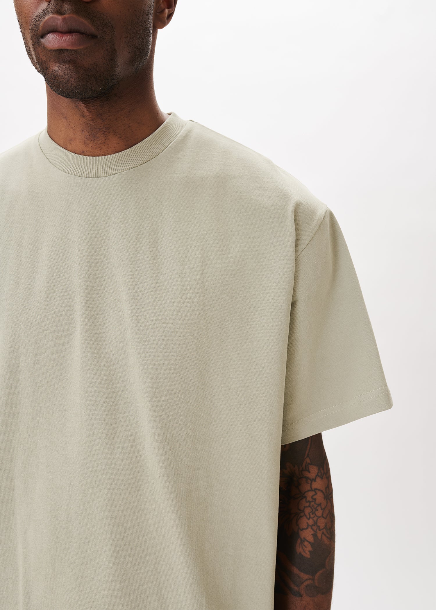 Signature Blank Tee – Estudio Niksen