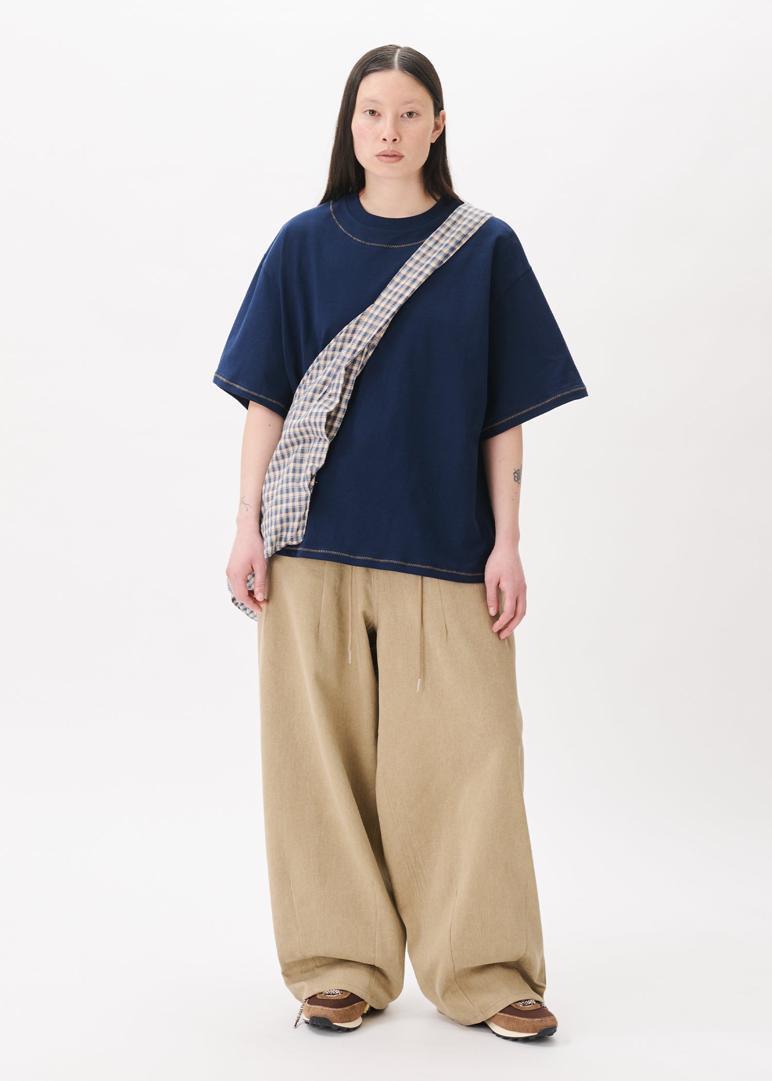 T-shirt court brodé à la main