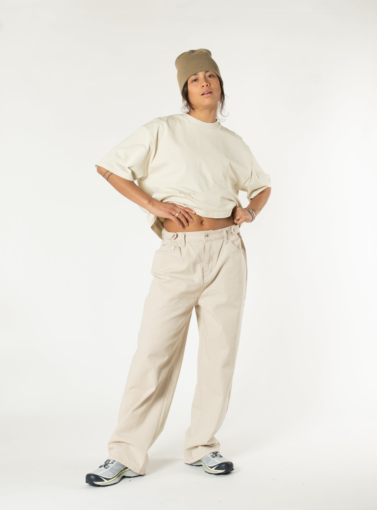 Pantalon en jean à boutons latéraux