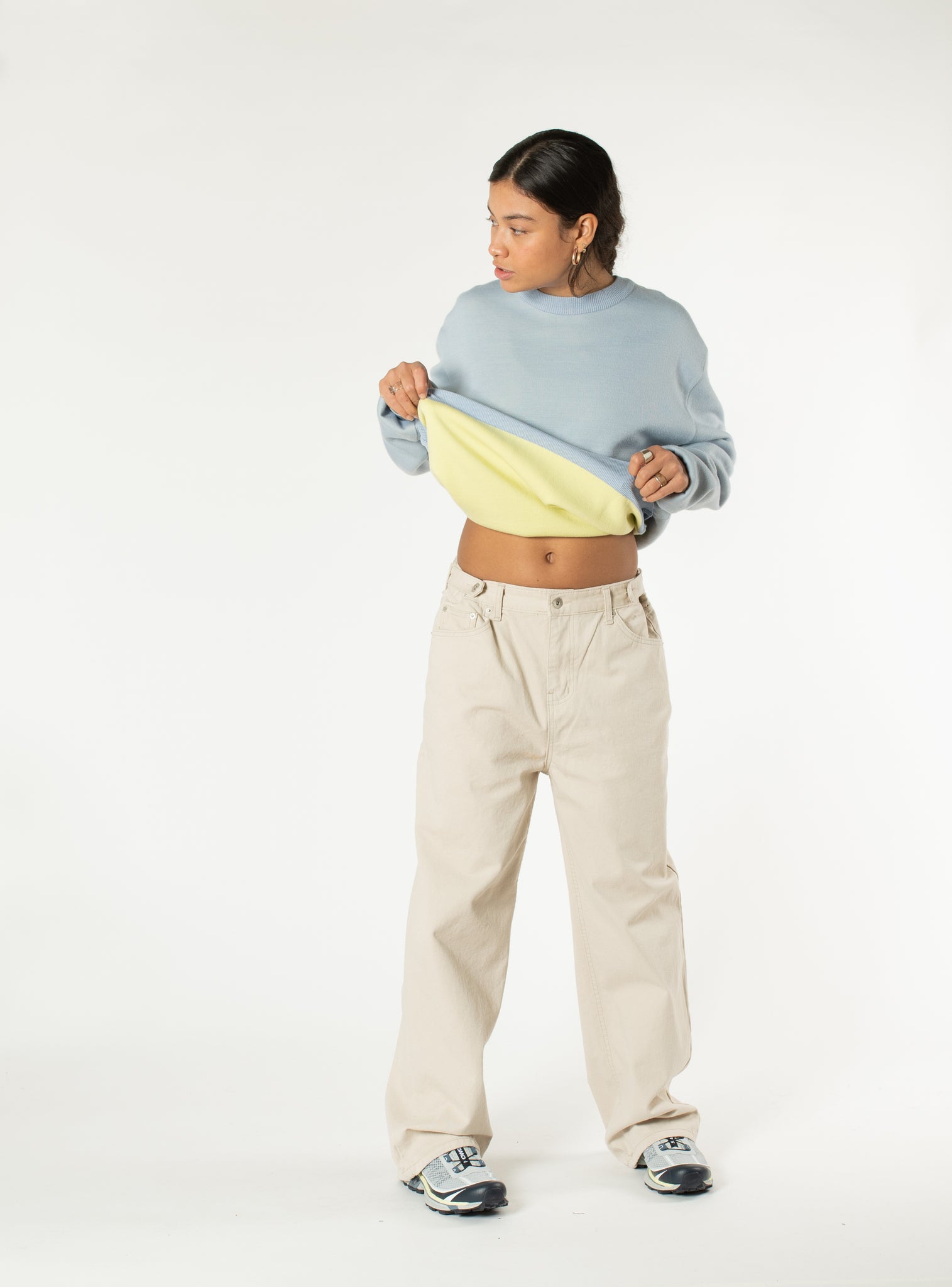 Pantalon en jean à boutons latéraux